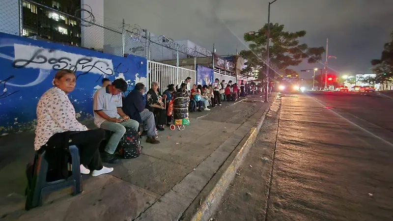 Usuarios esperan a oscuras el transporte público 2